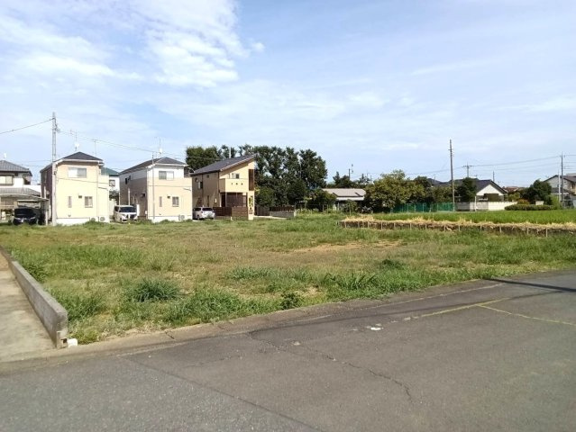 【前面道路含む現地写真】 | 【氷川町第２期　現地外観】
※令和８年８月時点