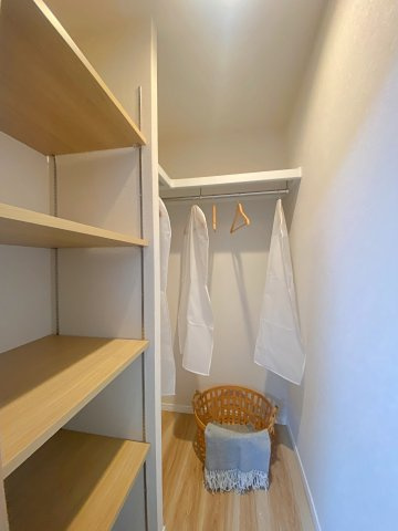 モアクレスト浦和の収納|洋服から大型の荷物までたっぷり収納できる利便性の高いウォークインクローゼットです。室内をすっきり広々と保つことができ、毎日のコーディネートや身支度もスムーズに行えます。