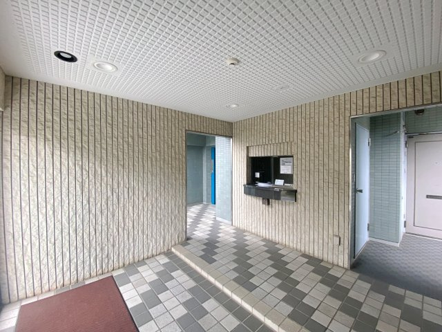 モアクレスト浦和のエントランス|高級感のある清潔なエントランスホールです。オートロック完備でセキュリティ面も安心してお過ごしいただけます。住まう人や訪れる人を心地よく出迎えてくれる上品な空間です。