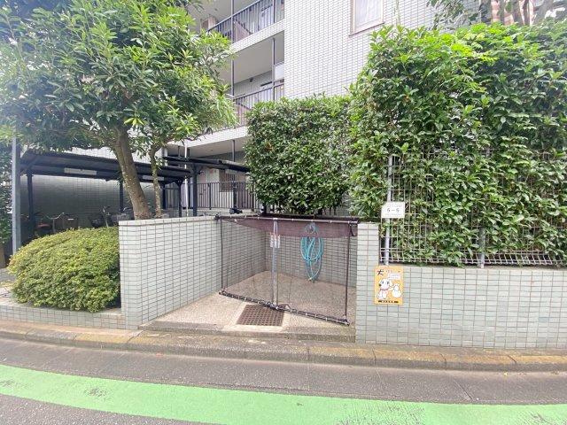 モアクレスト浦和のその他共用部分|敷地内に設置された管理の行き届いたゴミ置き場です。清掃が行き届いており清潔感が保たれています。敷地内にあるため雨の日のゴミ出しもスムーズでストレスなく行えます。