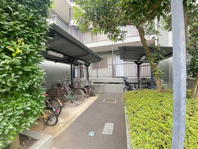 モアクレスト浦和の駐輪場|屋根付きで雨の日も安心な敷地内駐輪場です。大切な自転車を風雨から守ることができ、出し入れもスムーズ。整理整頓された空間で快適に利用できる共用設備となっております。
