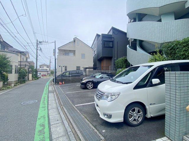 モアクレスト浦和の駐車場|敷地内に確保された使い勝手の良い駐車場スペースです。広めの車庫スペースで出し入れや乗り降りがしやすく、愛車の保管も安心。空き状況につきましてはお気軽にお問合せください。