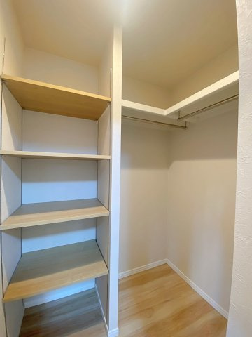モアクレスト浦和の収納|洋服から大型の荷物までたっぷり収納できる利便性の高いウォークインクローゼットです。室内をすっきり広々と保つことができ、毎日のコーディネートや身支度もスムーズに行えます。