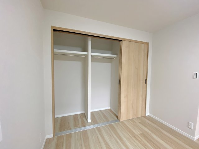 モアクレスト浦和の収納|各居室に使い勝手の良いクローゼットを完備しています。衣類や小物をすっきりと整理整頓できるため、お部屋の生活感を抑えて広々とした快適な住環境をキープすることが可能です。