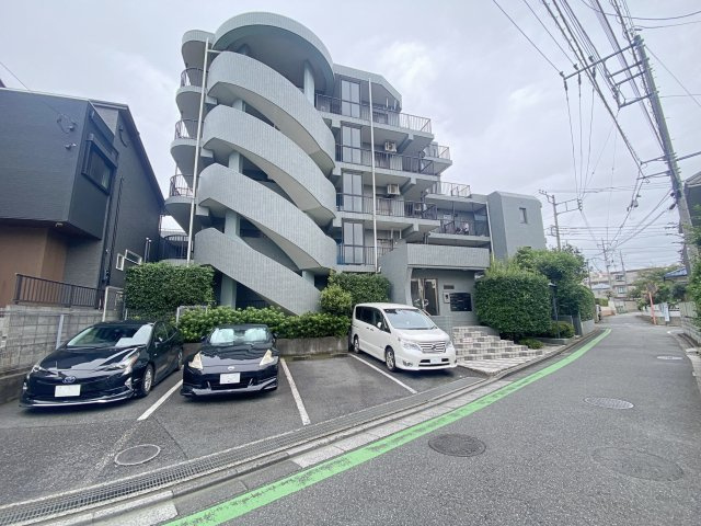モアクレスト浦和の外観|落ち着きのある洗練されたデザインが魅力的な建物外観です。周辺の閑静な街並みとも美しく調和しており、オートロック完備で防犯面でもご安心してお過ごしいただける住環境です。