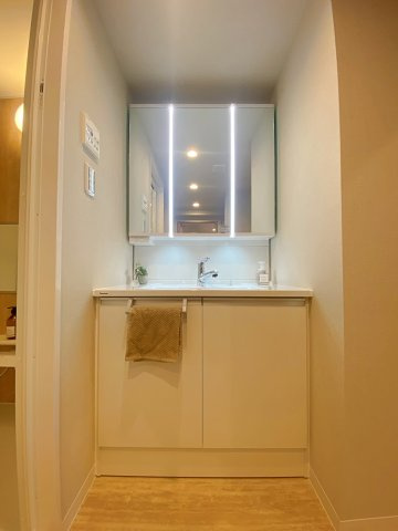 モアクレスト浦和の独立洗面台|清潔感あふれる新規交換済みの独立洗面化粧台です。身支度がスムーズに行える機能的なデザインで、洗面小物もしっかり収納可能。快適な朝のスタートをサポートいたします。