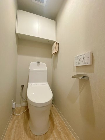 モアクレスト浦和のトイレ|新規交換済みのウォシュレット機能付きトイレです。清潔感のあるスタイリッシュな空間で、毎日気持ちよくお使いいただけます。手入れのしやすさも魅力的なポイントです。