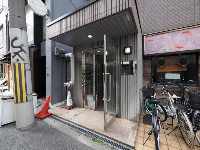 大阪市西区新町１丁目の賃貸マンションのエントランス