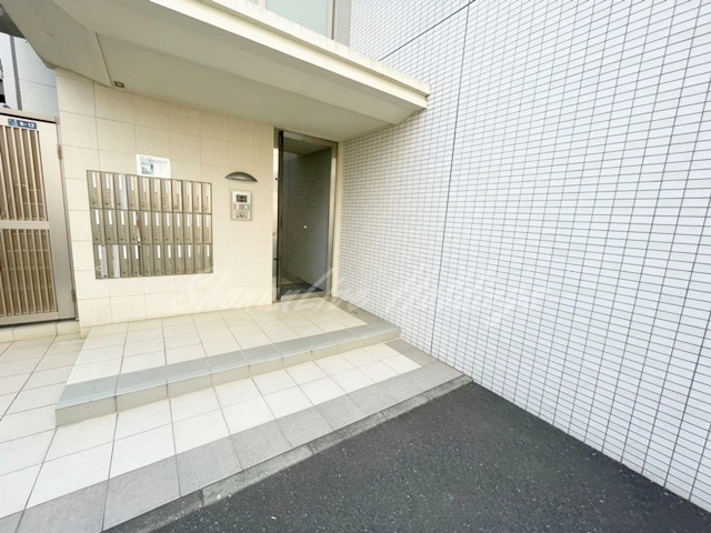 茅ヶ崎市共恵１丁目の賃貸マンションのエントランス