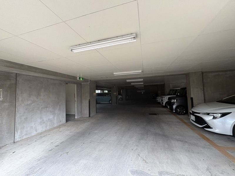 サンロイヤル西原の駐車場