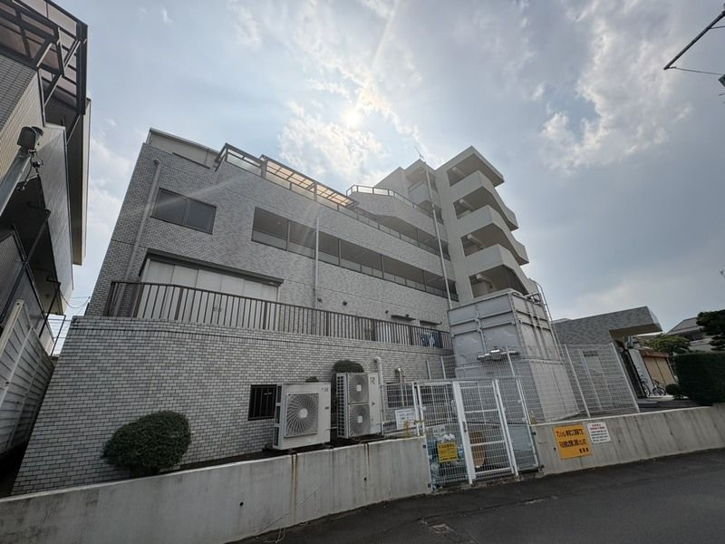 サンロイヤル西原の外観