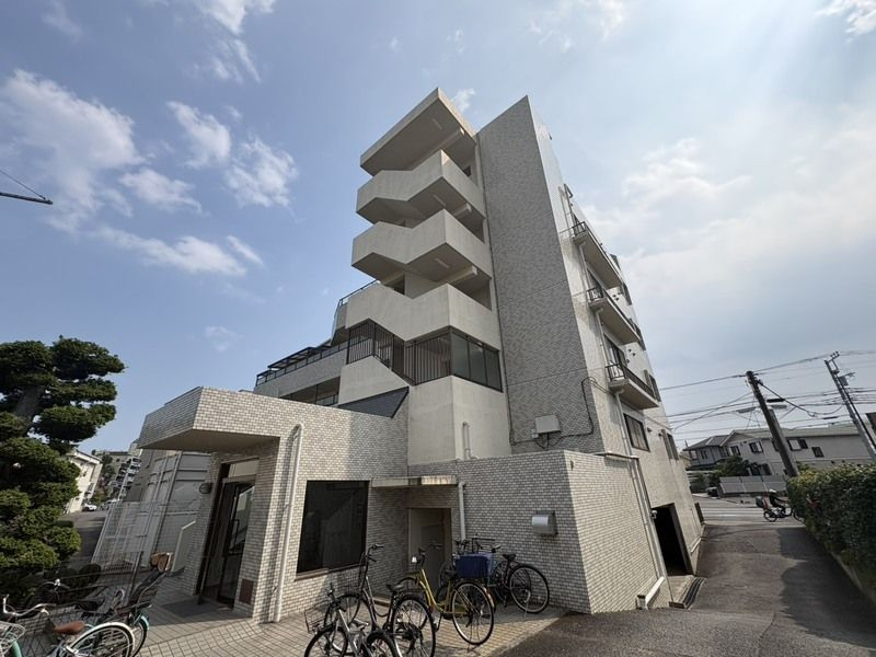 サンロイヤル西原の外観