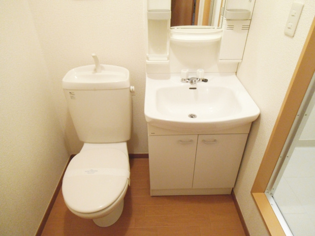 エスポワールの洗面所|トイレと洗面台は隣に並んでおります☆