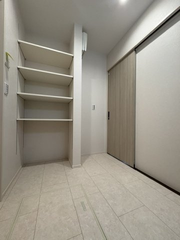 第１須磨区若草町3　新築戸建てのランドリースペース|収納棚もついて使いやすいですね
