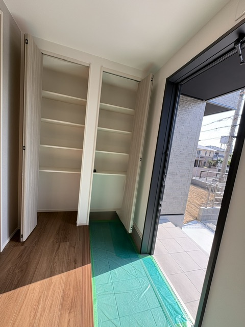 第１須磨区若草町3　新築戸建ての玄関|たっぷりシューズBOX