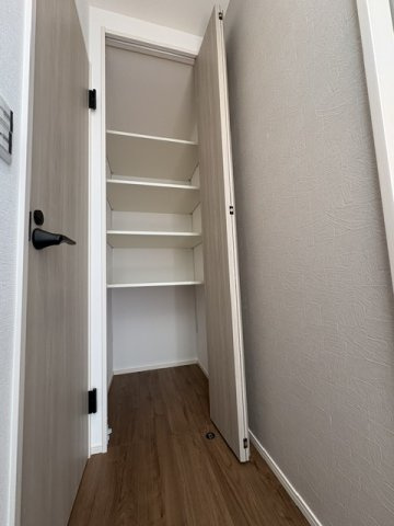 第１須磨区若草町3　新築戸建ての収納|1階トイレ横にも収納