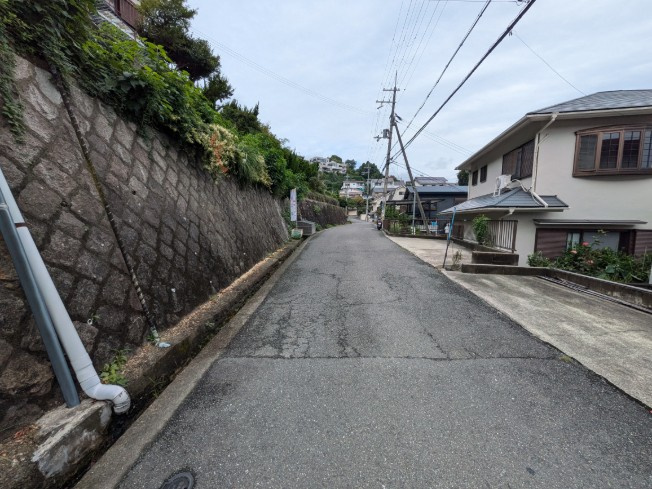 生駒市軽井沢町戸建ての前面道路含む現地写真