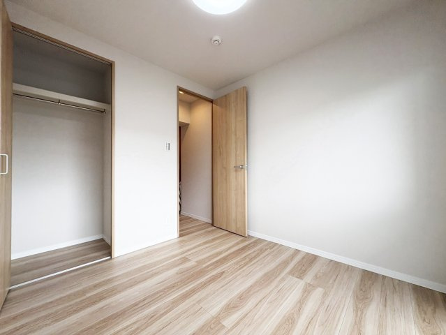 富田第二住宅62号棟　の洋室|洋室（4.2帖）です。