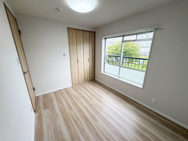 富田第二住宅62号棟　の洋室|洋室（５.３帖）です。