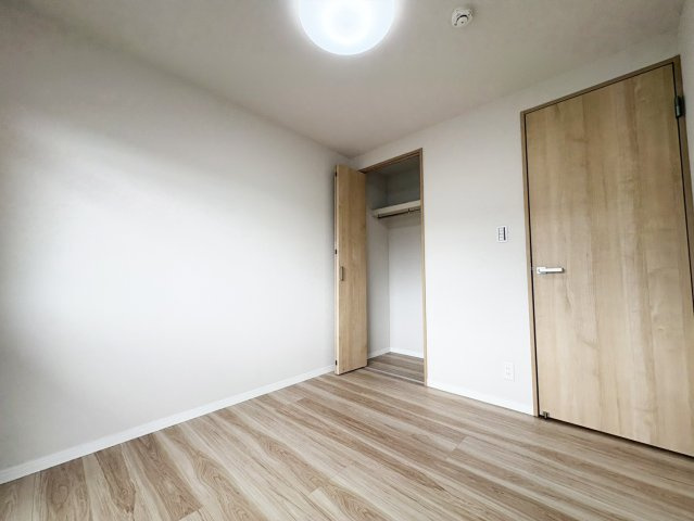 富田第二住宅62号棟　の洋室|洋室（4.2帖）です。