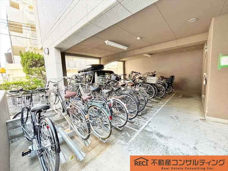 メープル神戸本山の駐車場