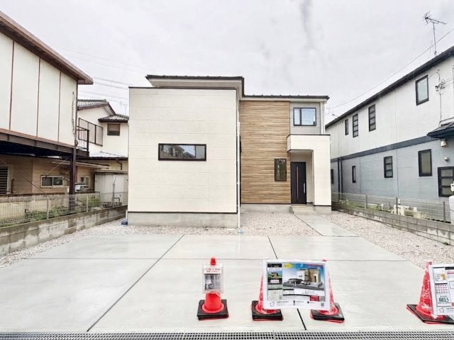 《仲介手数料半額》狭山市北入曽9期の外観|55坪超の敷地に3台並列駐車可能。20帖超のLDKと10帖の主寝室を備え、南西道路で陽当たりも良好な、ゆとりある新築住宅です。