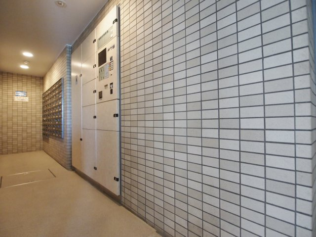 アドゥー氷川台の設備|宅配ボックス完備！
エントランス内部、管理が行き届き清潔な共有スペースとなっております