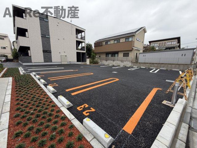 メゾンド　トレーフルの駐車場