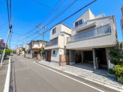【前面道路含む現地写真】 | 【仲介手数料６９０万円が無料！】■経堂駅１０分■女性目線のハイエンドデザインハウス■豪快な吹抜け天井 | Ｂ号棟（右）
２２，５００万円
決算キャンペーン中！
詳細は「諸費用」欄をご確認下さい
■経堂駅１０分
■１７５平米
■４ＬＤＫ＋屋上テラス
■吹き抜け天井
■ＬＤＫ２６帖