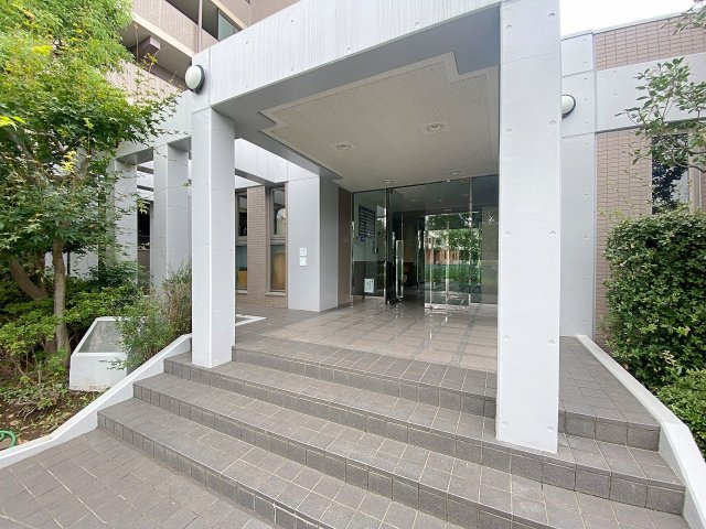ヴィルヌーブ大宮|マンションの玄関口となるエントランスアプローチです。綺麗に整備されており管理体制の良さが伺えます。毎日の出入りもスムーズに行えるフラットなアプローチ設計となっています。