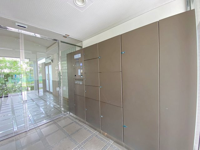 ヴィルヌーブ大宮の設備|不在時でも荷物が受け取れる便利で安心な宅配ボックスを完備！再配達の手間が省け、共働きのご家庭や外出が多い方でも安心してネットショッピングをお楽しみいただけます。