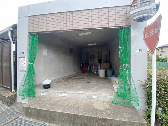 ヴィルヌーブ大宮のその他共用部分|敷地内に設置された管理の行き届いたゴミ置き場です。清掃が行き届いており清潔感が保たれています。敷地内にあるため雨の日のゴミ出しもスムーズでストレスなく行えます。