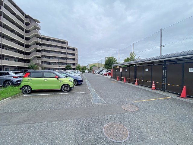 ヴィルヌーブ大宮の駐車場|敷地内に確保された使い勝手の良い駐車場スペースです。広めの車庫スペースで出し入れや乗り降りがしやすく、愛車の保管も安心。空き状況につきましてはお気軽にお問合せください。