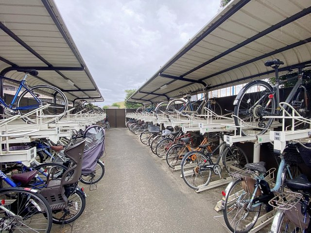 ヴィルヌーブ大宮の駐輪場|屋根付きで雨の日も安心な敷地内駐輪場です。大切な自転車を風雨から守ることができ、出し入れもスムーズ。整理整頓された空間で快適に利用できる共用設備となっております。