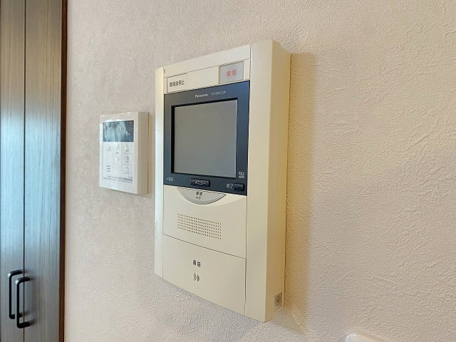 ヴィルヌーブ大宮のセキュリティ|来訪者の顔を室内からしっかり確認できるTVモニター付きインターホンです。防犯性に優れており、お子様のお留守番や一人でのご在宅時にも安心してお過ごしいただけます。