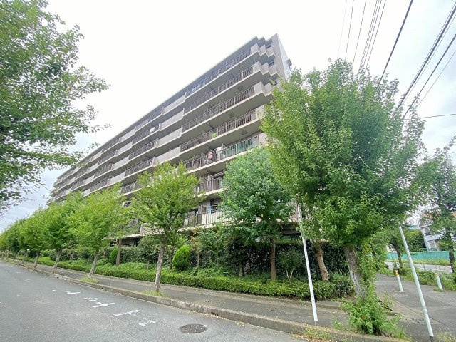 ヴィルヌーブ大宮の外観|落ち着きのある洗練されたデザインが魅力的な建物外観です。周辺の閑静な街並みとも美しく調和しており、安心してお過ごしいただける快適な住環境が整っております。