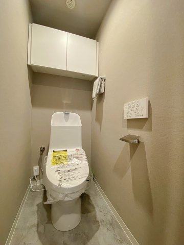ヴィルヌーブ大宮のトイレ|新規交換済みのウォシュレット機能付きトイレです。清潔感のあるスタイリッシュな空間で、毎日気持ちよくお使いいただけます。お手入れのしやすさも魅力的なポイントです。