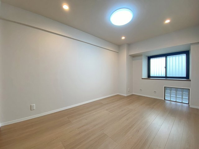 ヴィルヌーブ大宮の子供部屋|間取り図左上に位置する7.2帖の広々とした洋室です。心地よい光が入る明るい室内で、主寝室としても十分な広さがありインテリアの配置も自由に楽しんでいただけます。