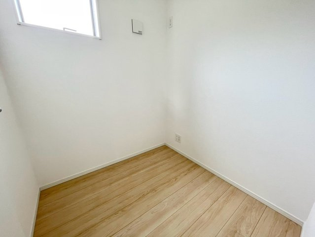 クレイドルガーデン姫路市広畑区西蒲田第１８の内装|二階階段横に、在宅ワークにも使えるお部屋があります