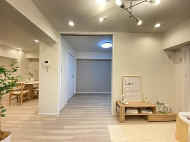 シャトラン兵庫の外観|2026年8月　リフォーム
　新調】キッチン・浴室・洗面化粧台・トイレ・建具
　　　　給湯器・玄関収納・換気扇・クローゼット
　張替】全室クロス・フローリング
　他】分電盤交換・人感センサーライト
