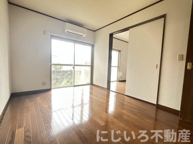 YBハウスの居間・リビング