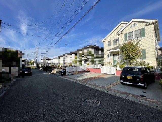 岡場駅徒歩７分の輸入住宅の前面道路含む現地写真