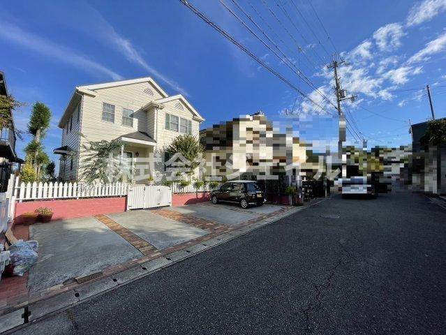 岡場駅徒歩７分の輸入住宅の前面道路含む現地写真