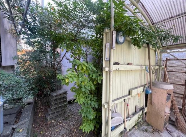 高知市高須新町２丁目の中古一戸建の庭|駐輪場奥には倉庫があります