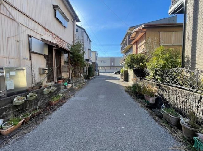 高知市高須新町２丁目の中古一戸建の前面道路含む現地写真