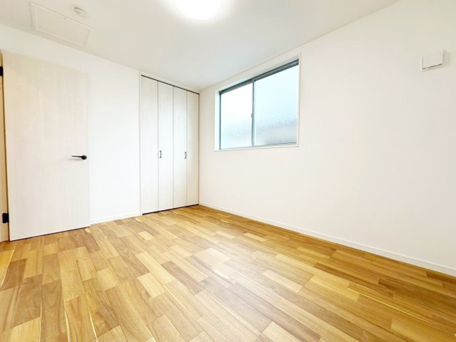 香里ケ丘４の洋室|朝から日差しいっぱいの明るい空間でのびのび過ごせます♪(2026年9月撮影)
