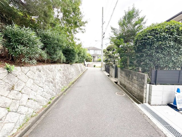 香里ケ丘４の前面道路含む現地写真|閑静な住宅地で小さなお子様がいるご家族にも安心！(2026年9月撮影)