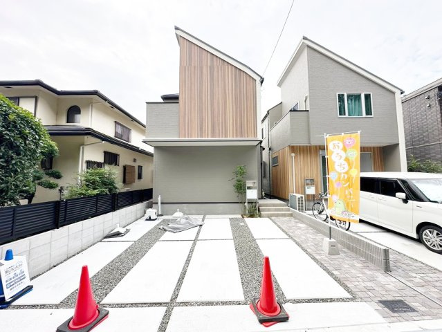 香里ケ丘４の外観|木目調がアクセントになっている駐車２台可能のおうち！(2026年9月撮影)