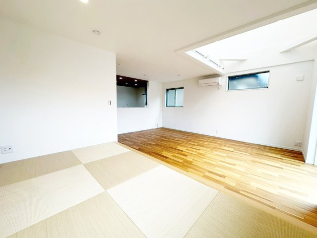 香里ケ丘４の和室|小上がりになっている畳コーナーは客間、お子様の遊び場など色々な使い方ができる♪(2026年9月撮影)