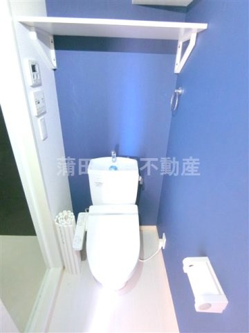 グラシア蒲田のトイレ|棚と温水暖房便座付のトイレ